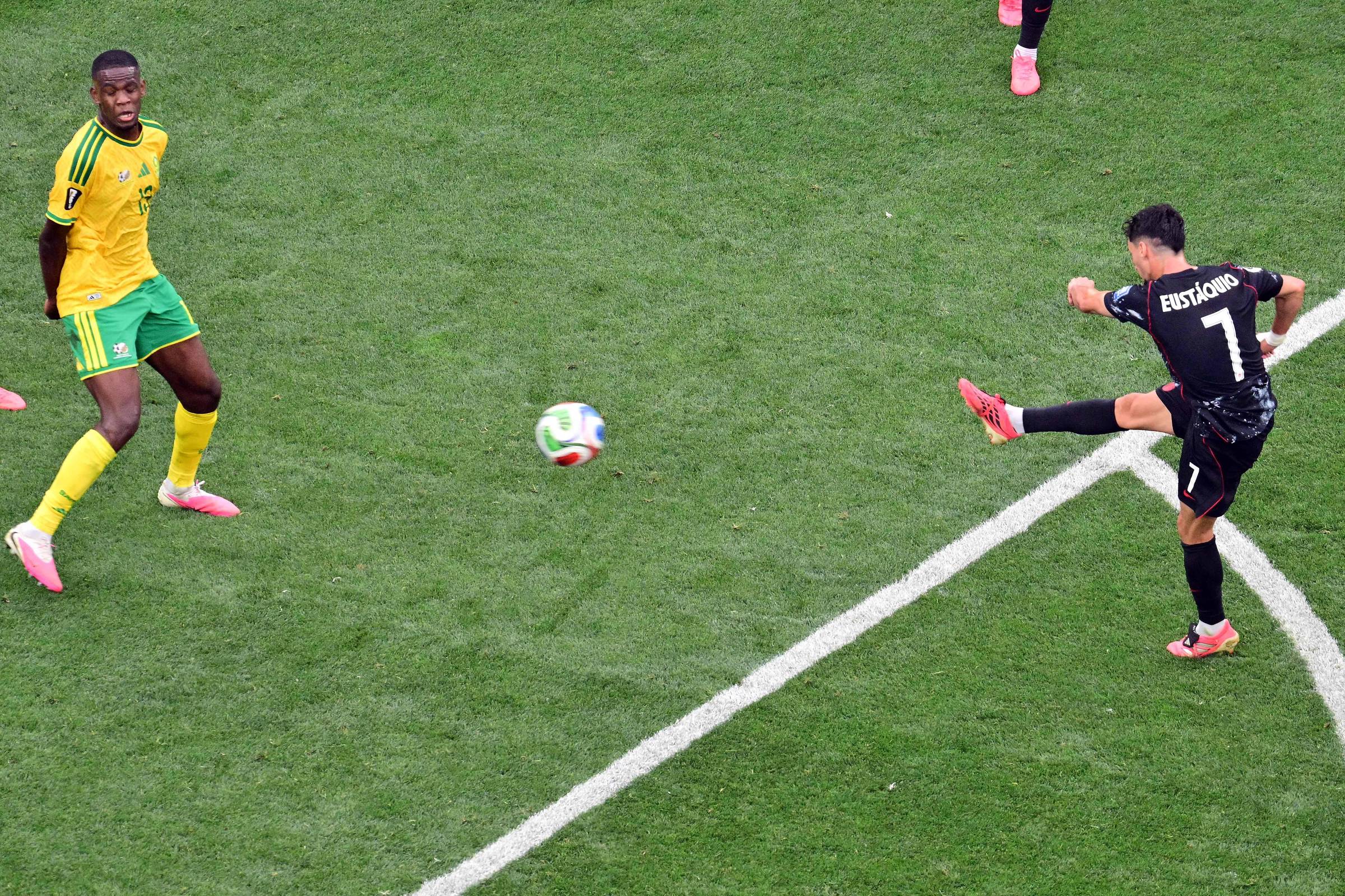 Eustáquio marca no fim e leva Canadá às oitavas da Copa do Mundo pela 1ª vez