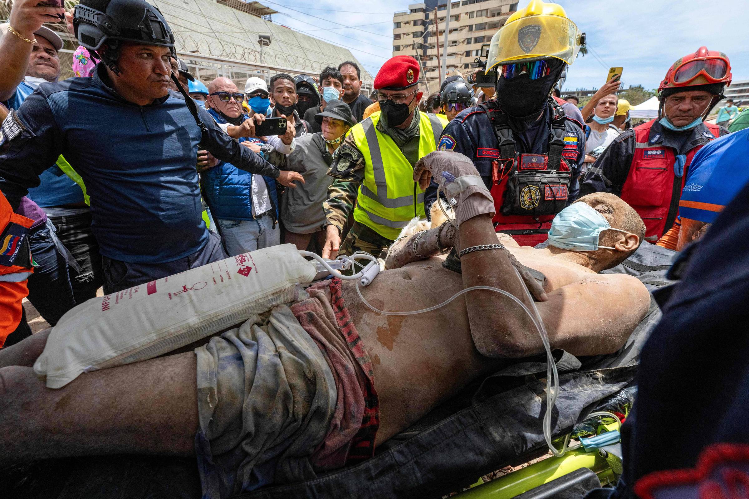 Homem é resgatado dos escombros quatro dias após terremoto na Venezuela