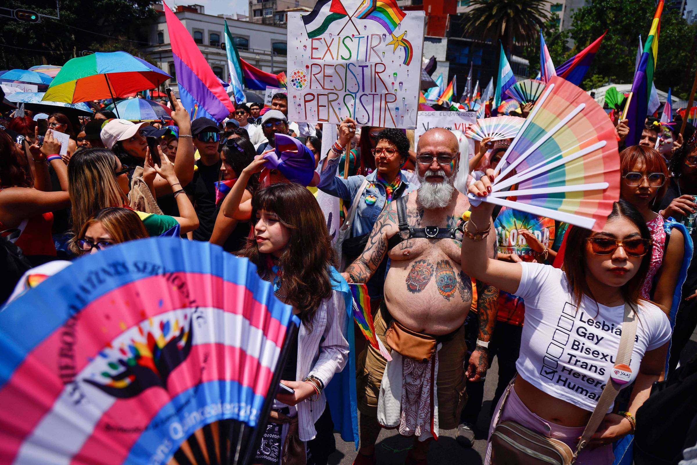 Marcha LGBT+ se mistura à Copa e expõe fantasma da violência no México