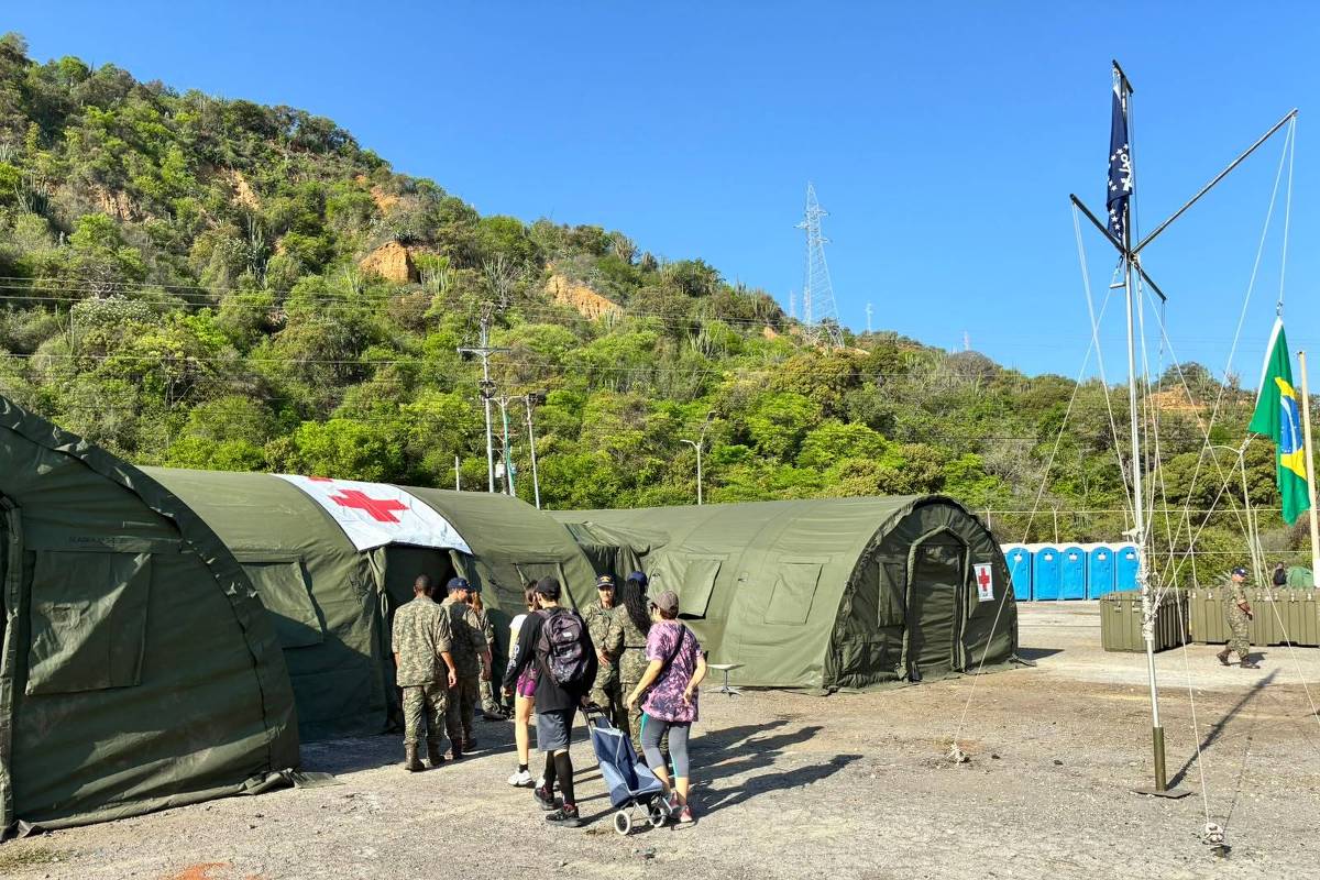 Painel: Marinha do Brasil monta primeiro hospital de campanha na Venezuela após terremoto