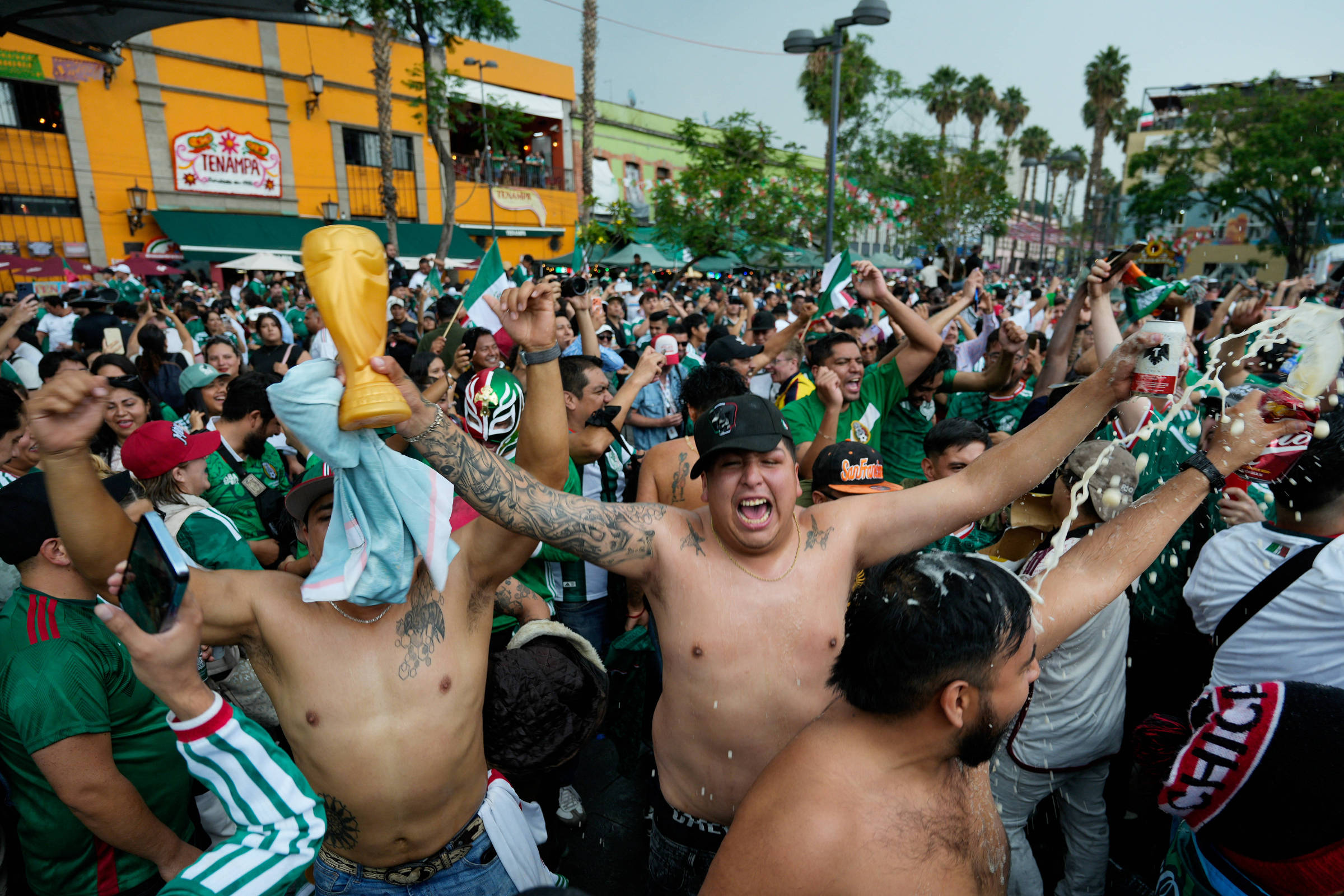 Mexicanos fazem barulho em frente ao hotel da delegação do Equador, que registra queixa