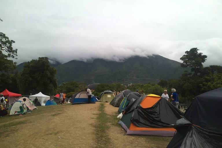 Caracas vive dividida entre normalidade e vidas arruinadas por terremotos