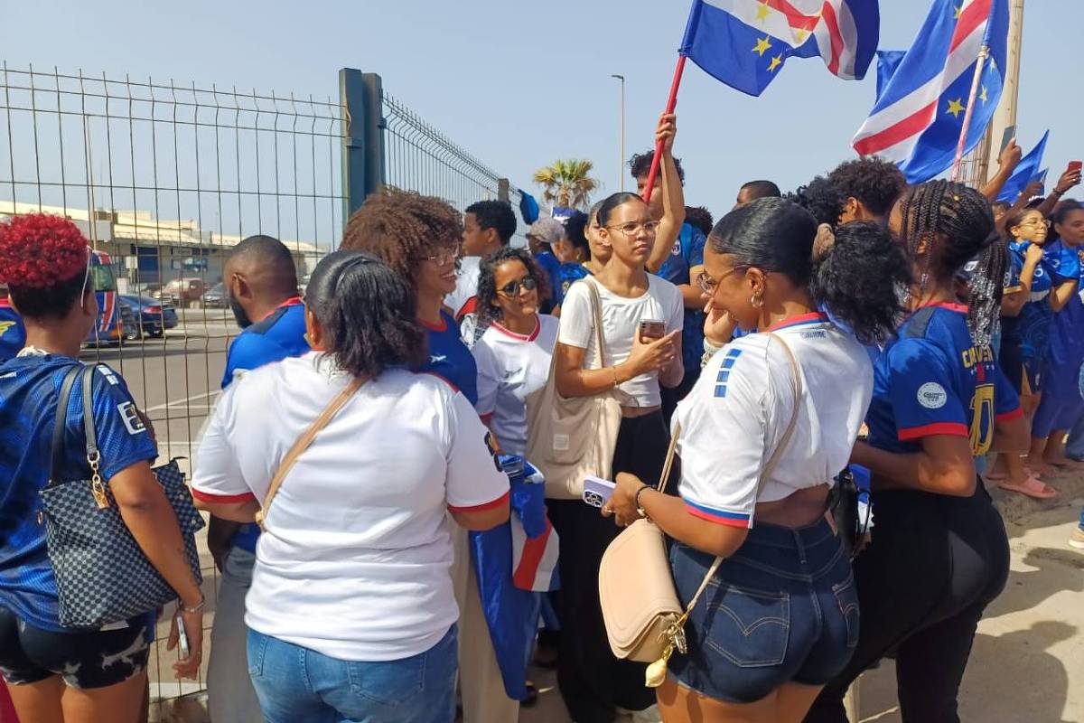 Multidão recebe seleção de Cabo Verde com festa na capital do país