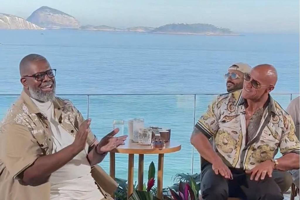 The Rock canta samba famoso na voz de Zeca Pagodinho ao lado de Péricles no Rio
