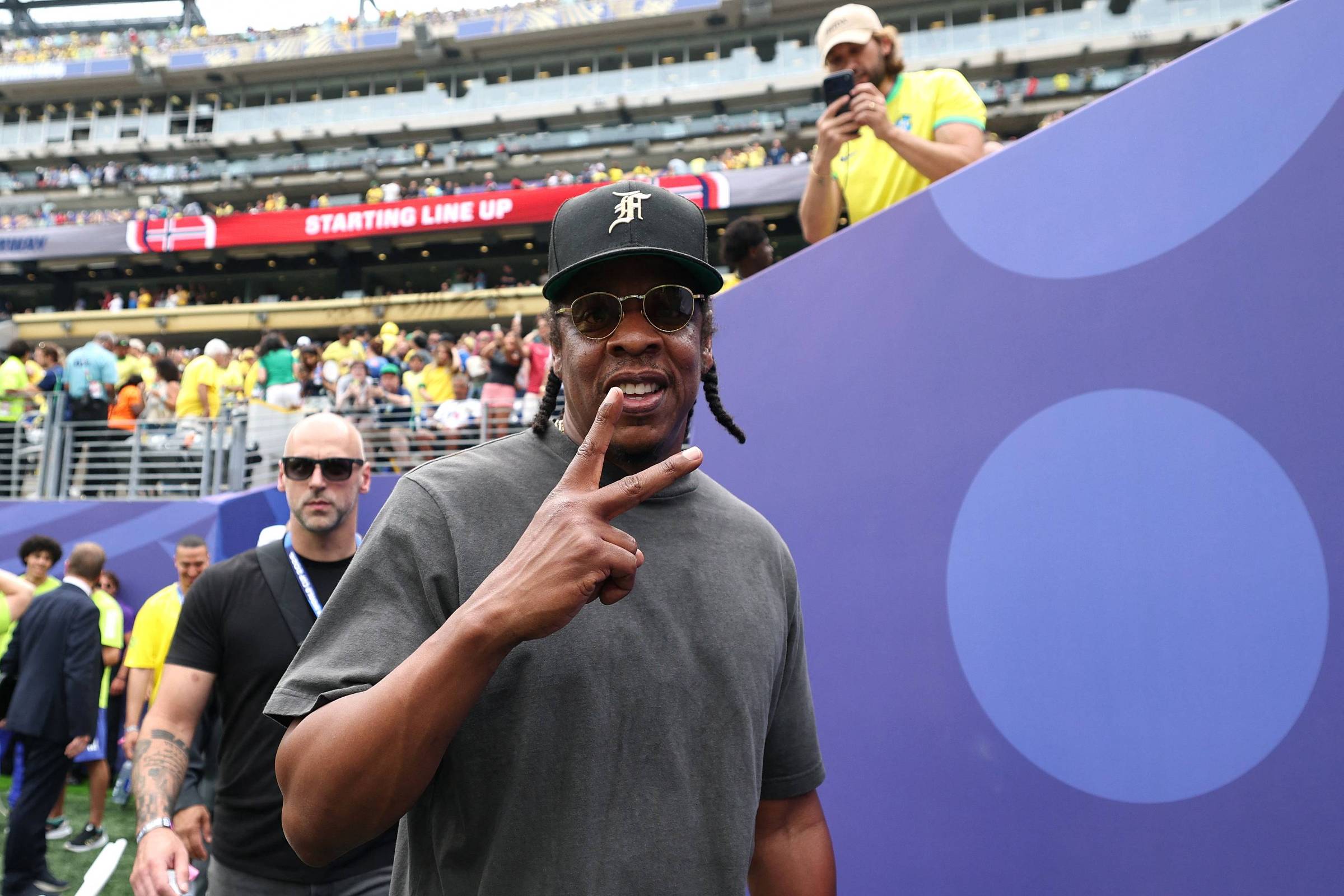 Jay-Z acompanha Brasil x Noruega e reforça laços com a seleção