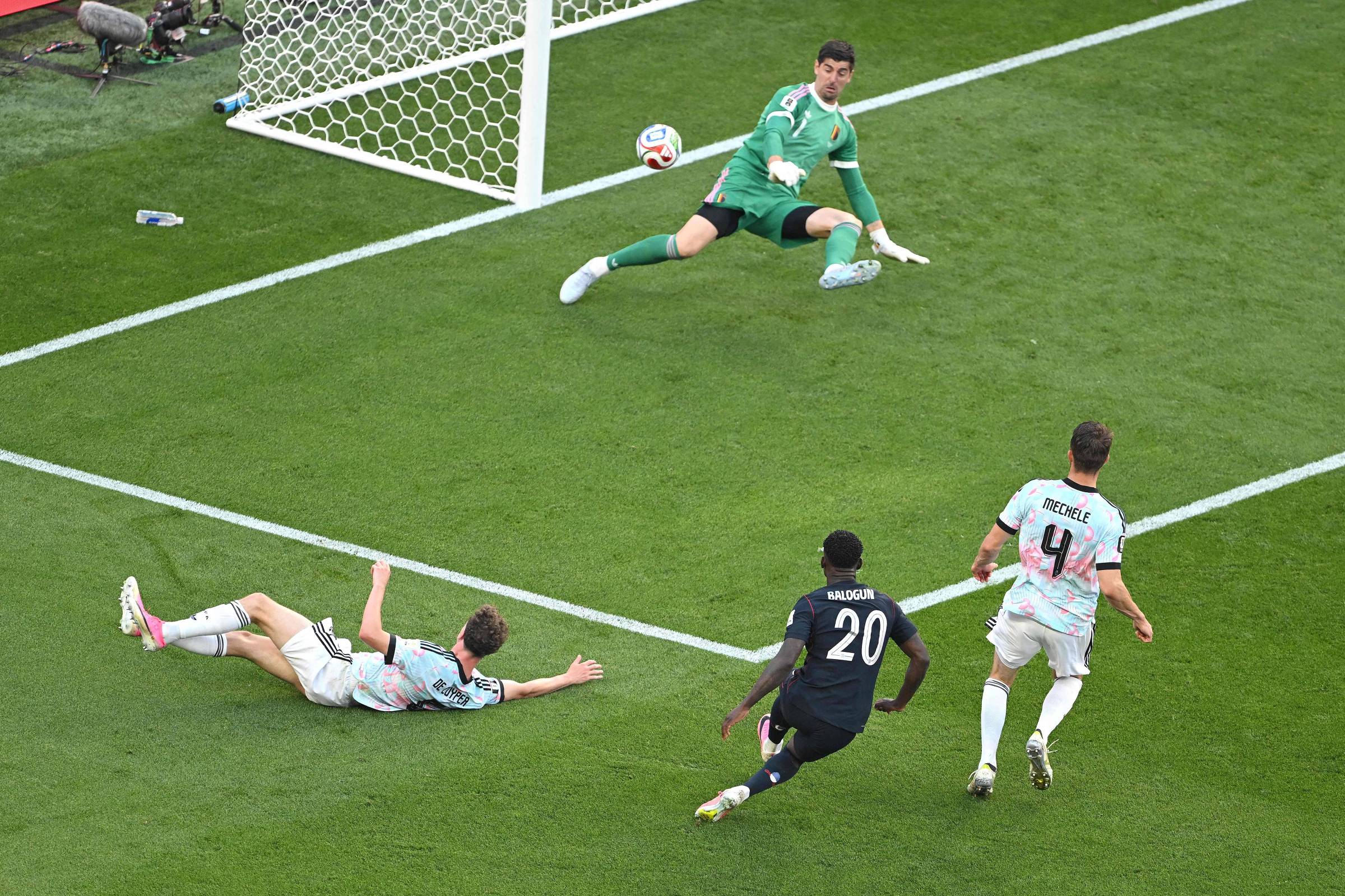 Balogun volta sem pólvora dentre os mortos e dá adeus à Copa do Mundo