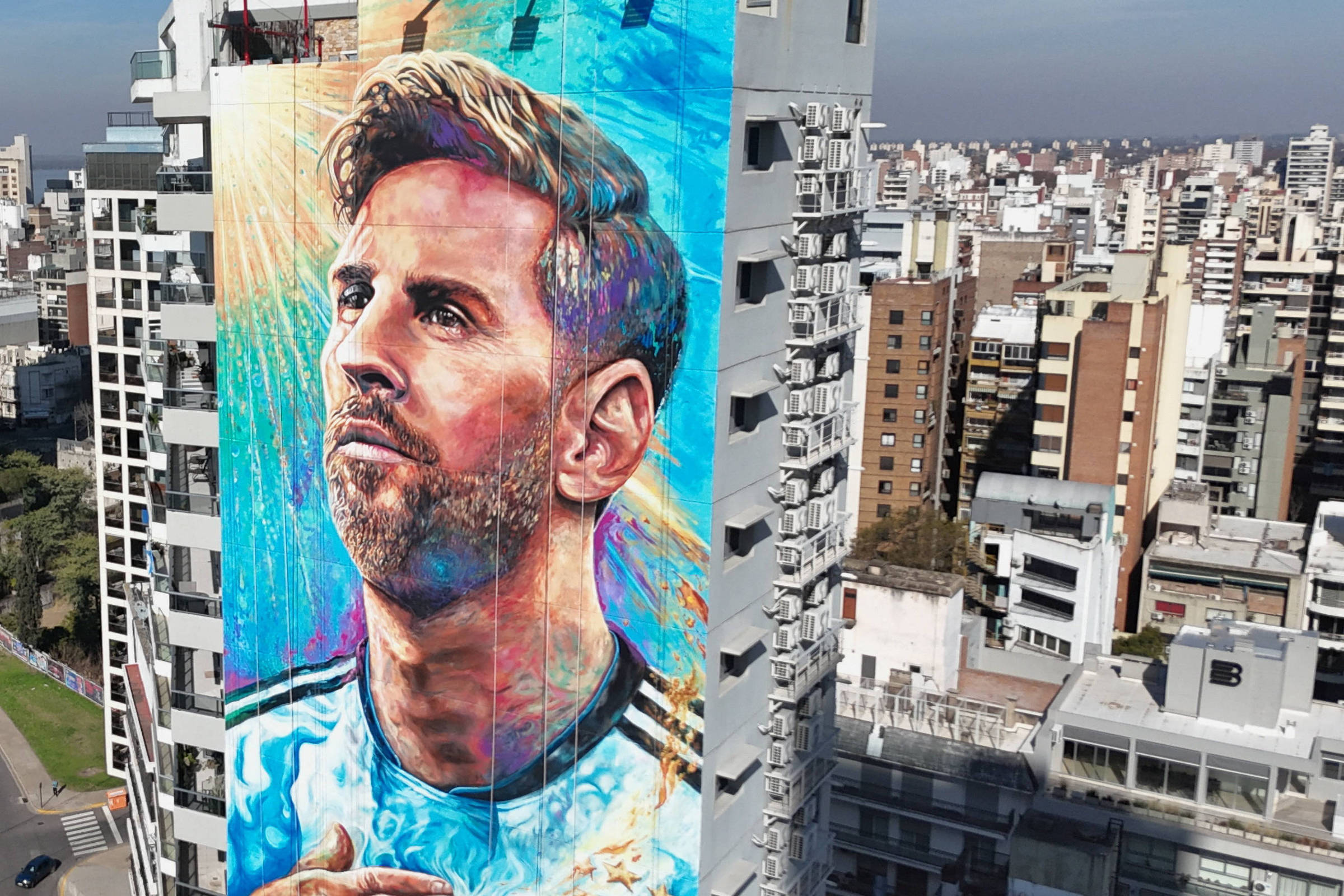 Artistas restauram mural gigante de Messi em Rosário, cidade natal do craque