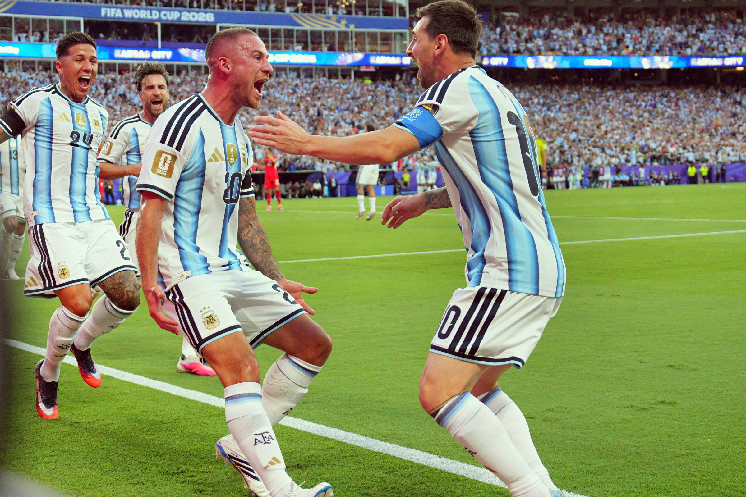 Argentina com um a mais bate Suíça e pega Inglaterra na semifinal da Copa; veja os melhores momentos