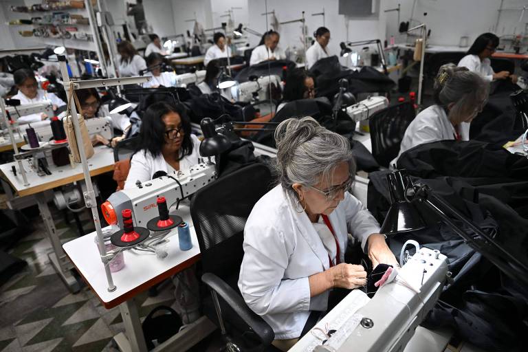 Ateliê de moda passa a produzir sacos funerários após terremotos na Venezuela