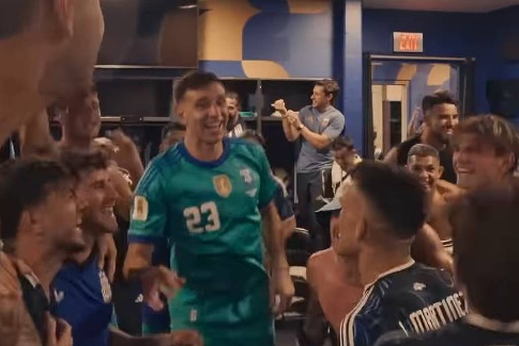 Jogadores argentinos cantam e dançam no vestiário após vitória sobre a Inglaterra na Copa do Mundo