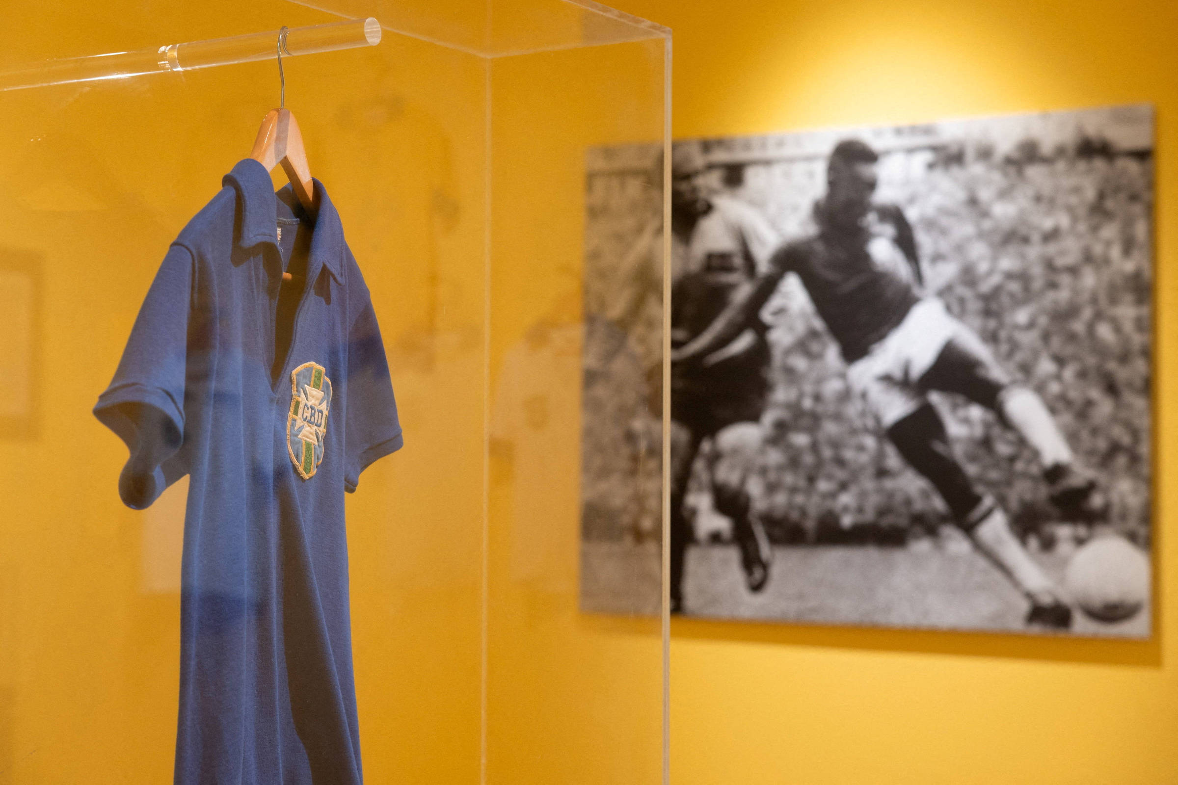 Camisa de Pelé na final da Copa do Mundo de 1958 é vendida por R$ 25 milhões