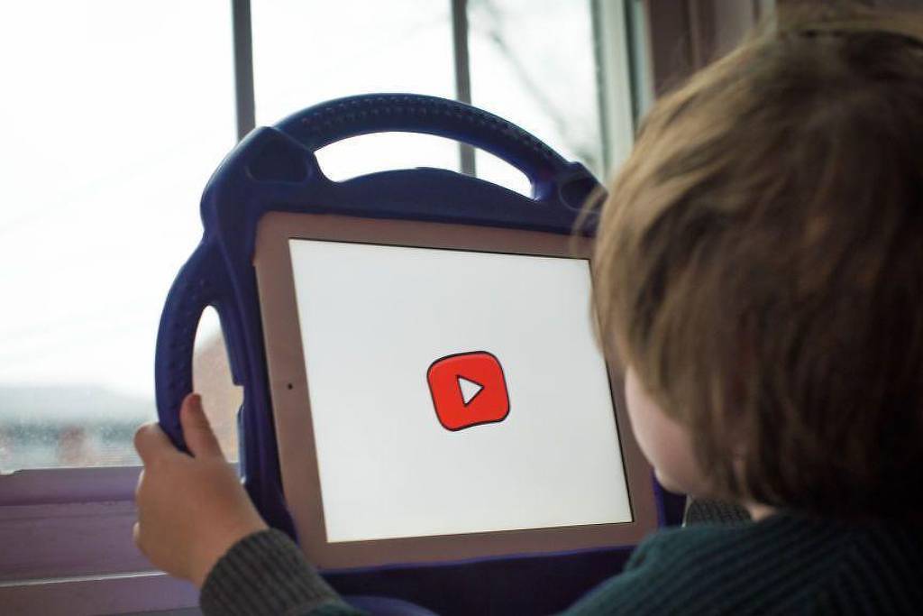 A invasão de vídeos feitos com IA para 'hipnotizar' crianças no YouTube: 'Pode impactar pelo resto da vida'