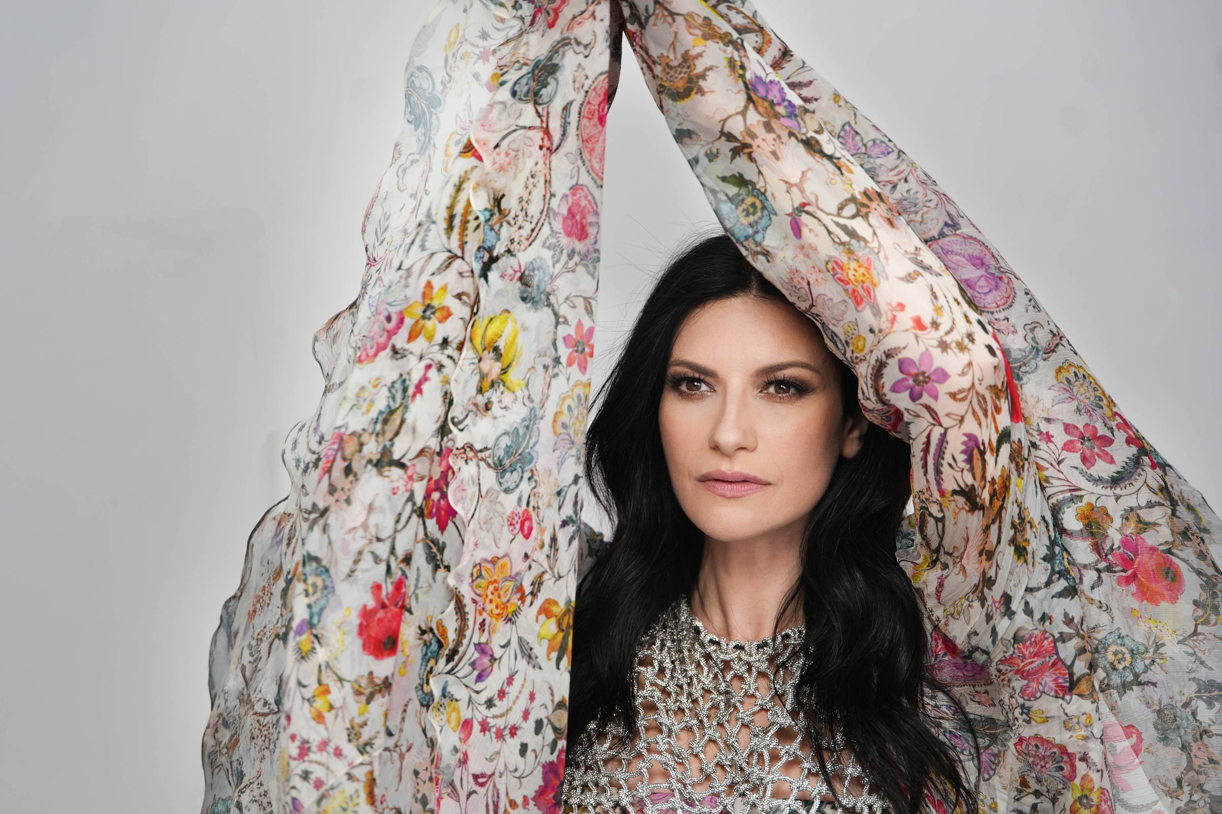Laura Pausini fala de feat com Sandy e alfineta artistas atuais: 'Gosto de cantores que cantam'