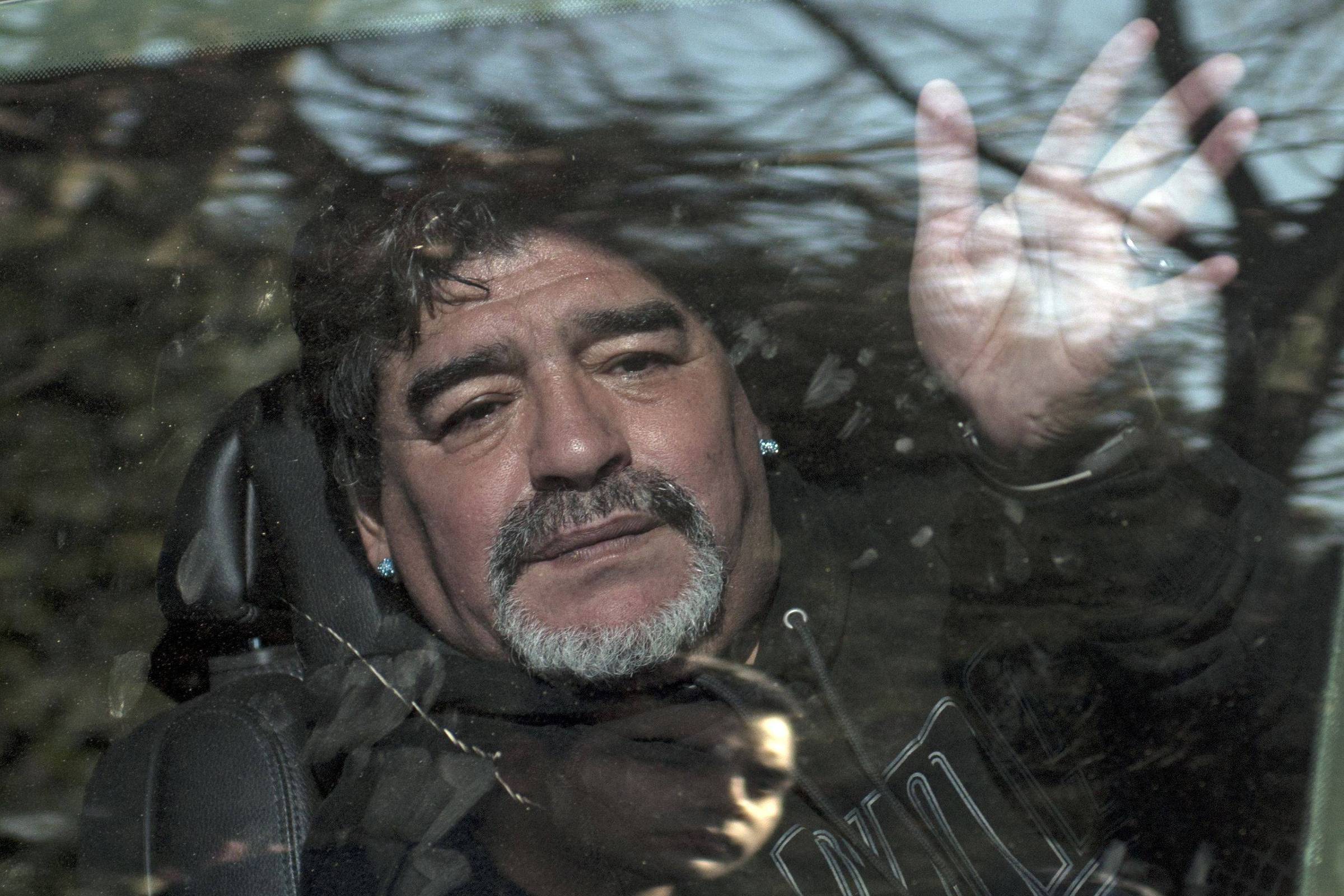 Maradona passou últimos dias acamado, inchado e resignado, diz seu massagista