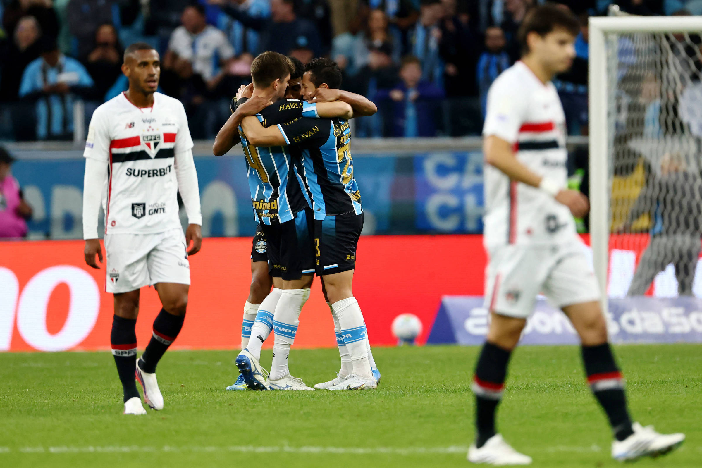 Grêmio vira sobre o São Paulo para deixar o Z4 do Brasileirão