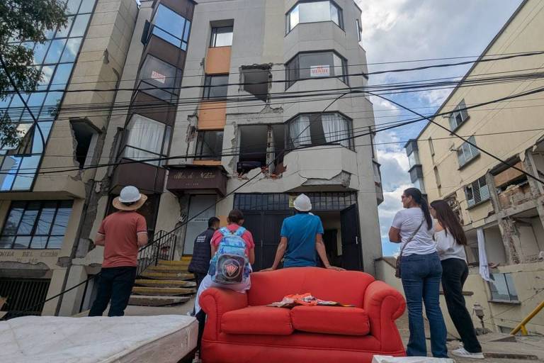 Moradores empilham itens nas ruas e marcam prédios danificados em área atingida pelo terremoto na Colômbia