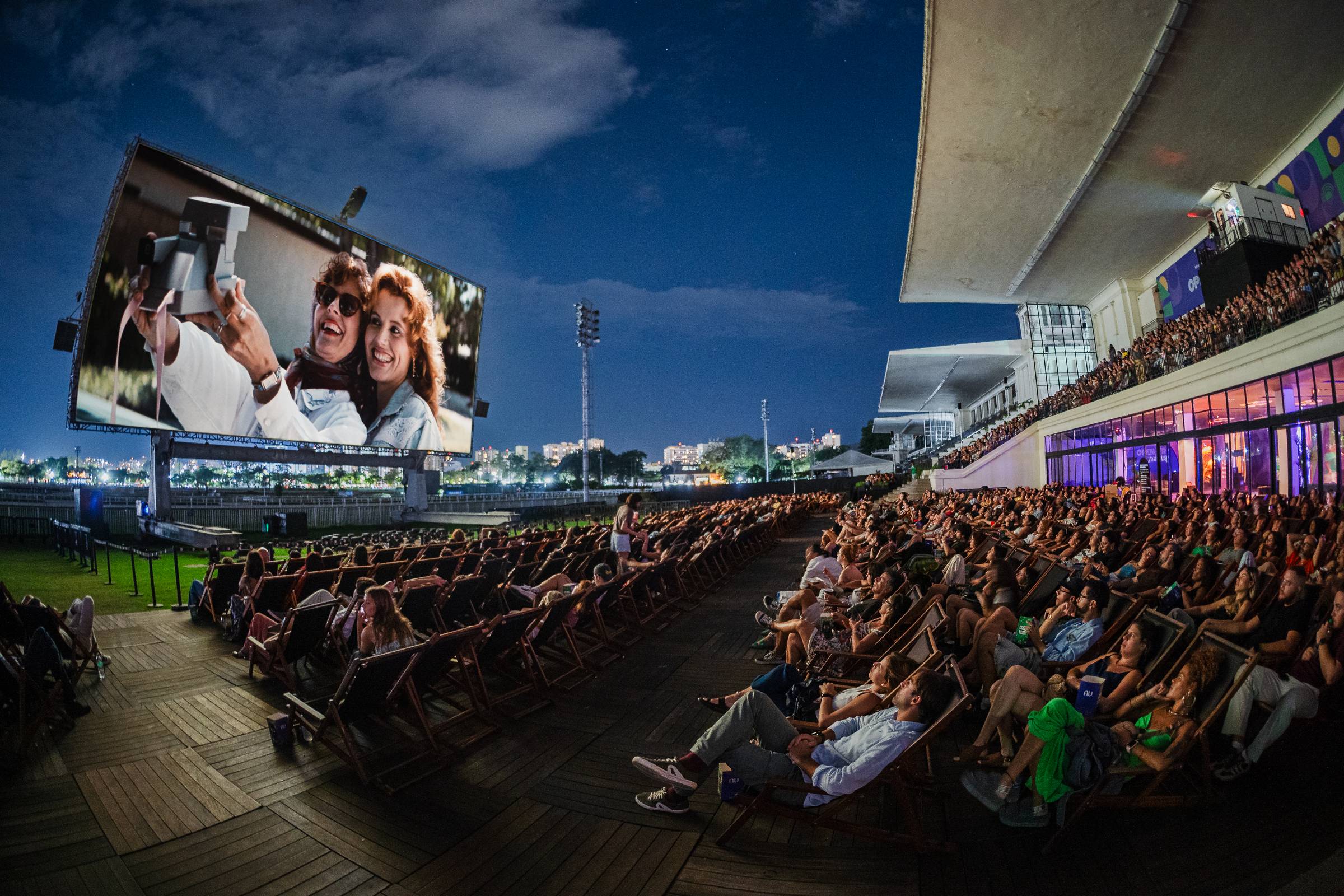 Com telão de 325 m², cinema ao ar livre do festival Open Air chega a São Paulo em outubro