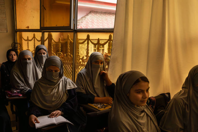 Meninas desafiam o Talibã ao estudar em escolas secretas no Afeganistão
