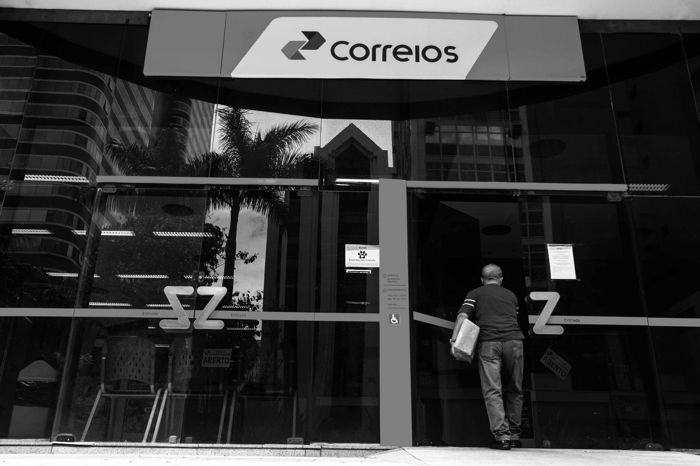 O que a Folha pensa: Não se pode enterrar dinheiro do contribuinte nos Correios