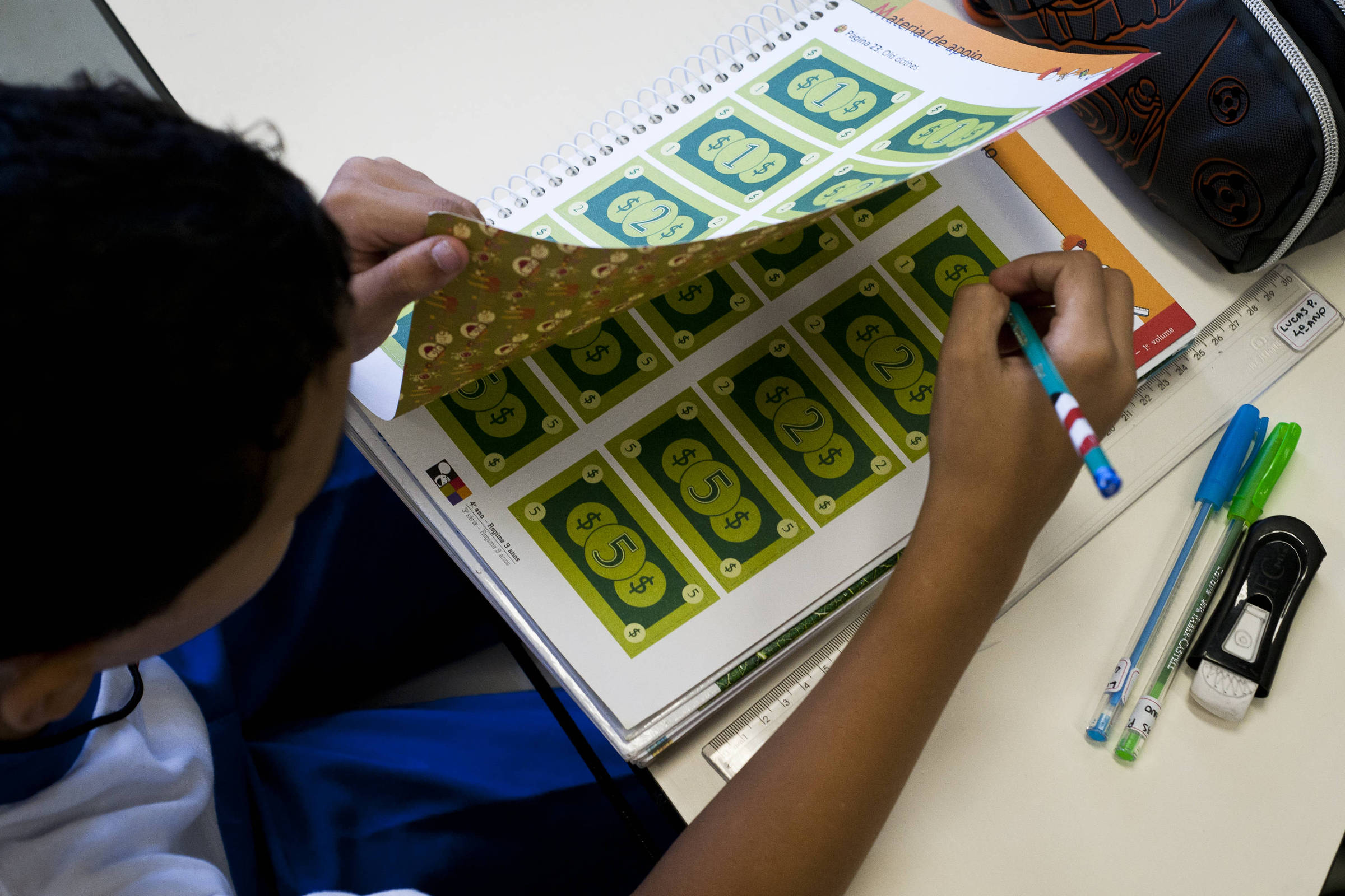 Distribuição de livros didáticos ainda preocupa associação