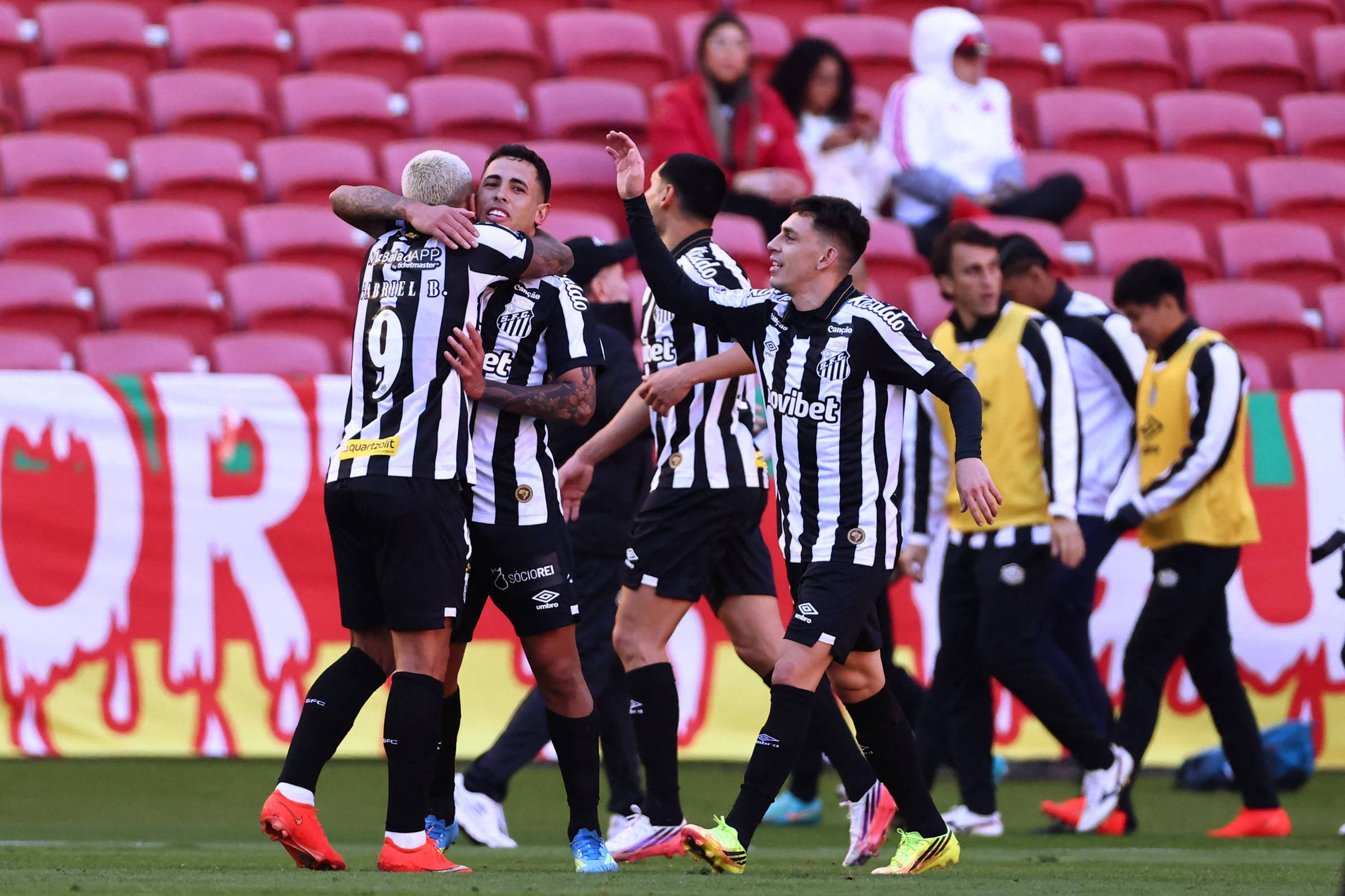 Santos faz três gols no 1º tempo e quase cede empate, mas vence o Inter