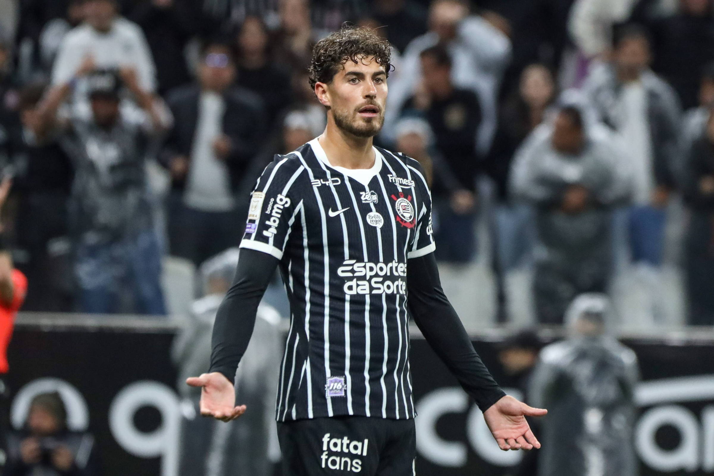 Crise no Corinthians passa por salário atrasado, falhas em campo e cobrança aberta de Memphis