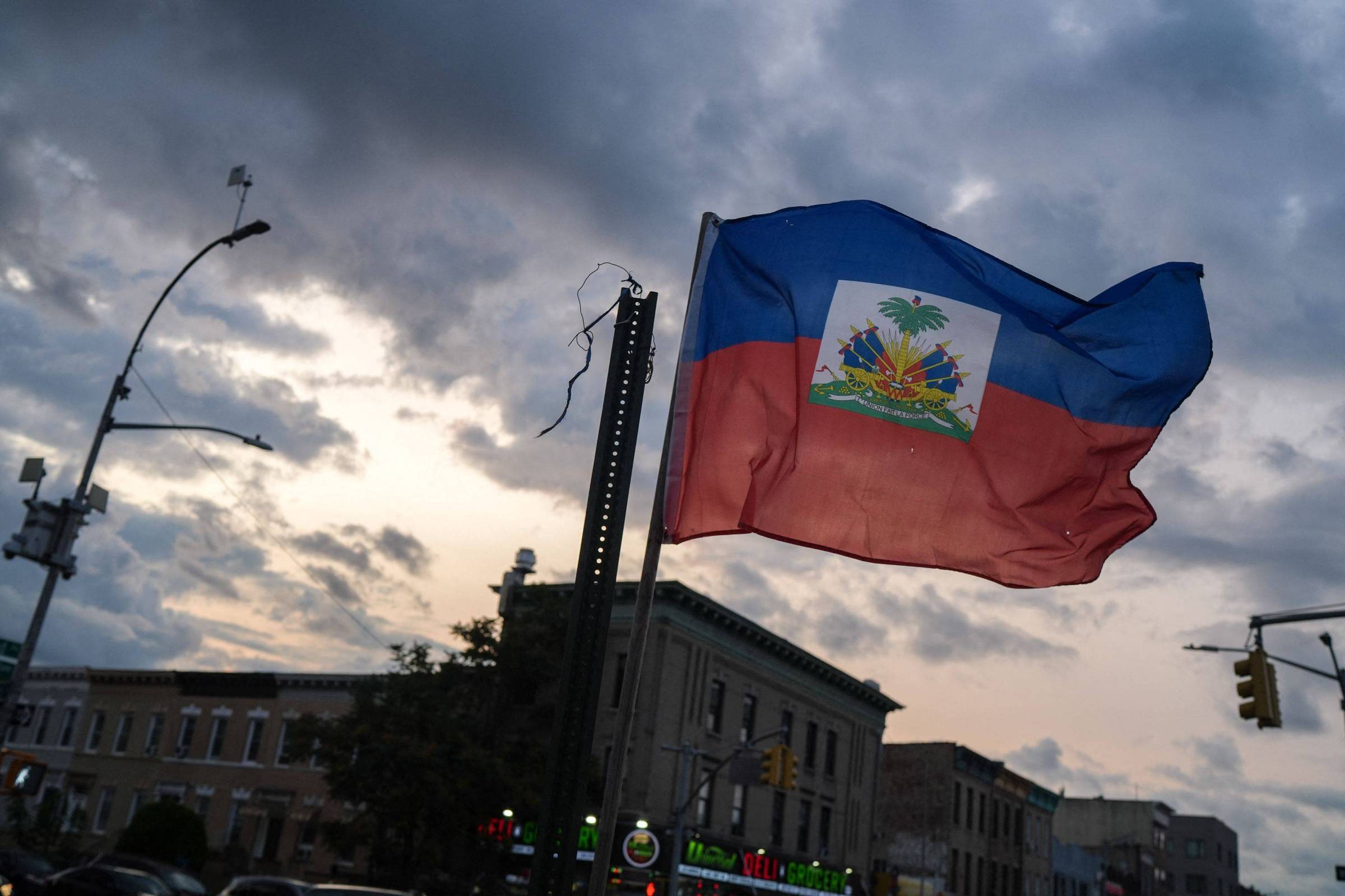 Estados Unidos deportam criança brasileira para o Haiti