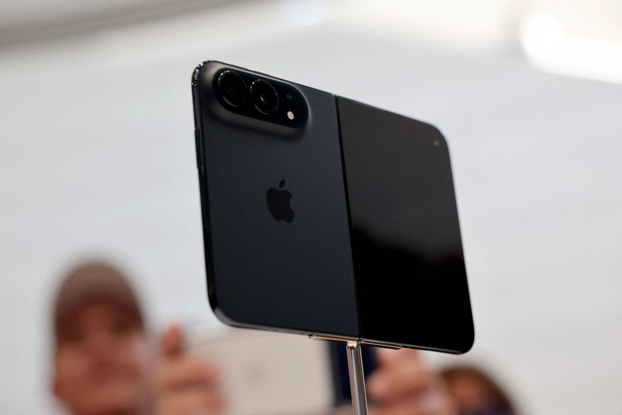 Computadores, motos e viagens; veja o que dá para comprar com R$ 31 mil do novo iPhone Duo