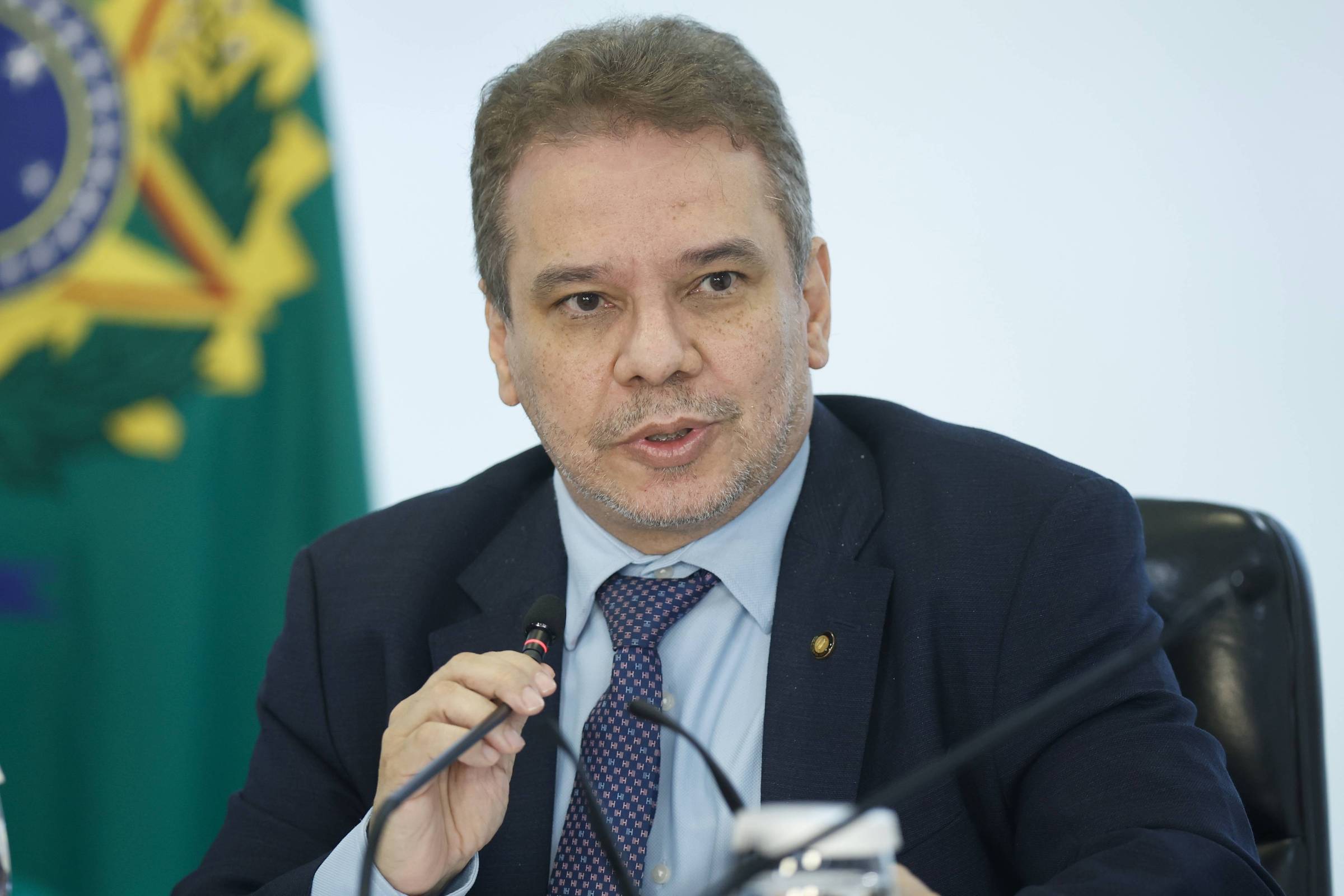 Painel: Ministro da Justiça é vítima de fogo amigo e fez muito pela segurança, diz sociólogo
