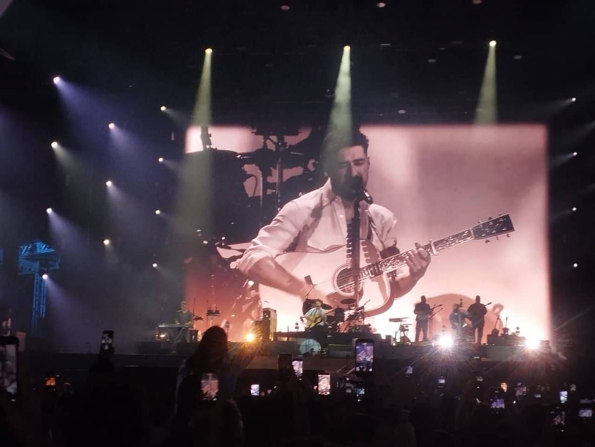 Mumford and Sons faz folk romântico para casais sob chuva
