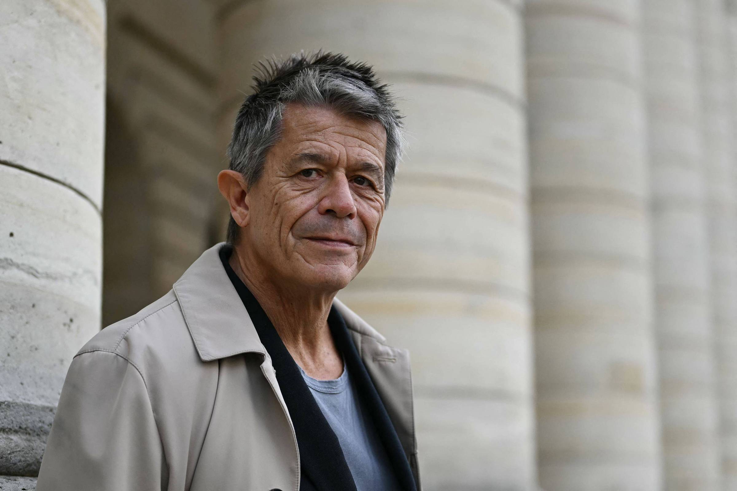 Tenho tendência a me autoflagelar, mas estou mais feliz, diz Emmanuel Carrère