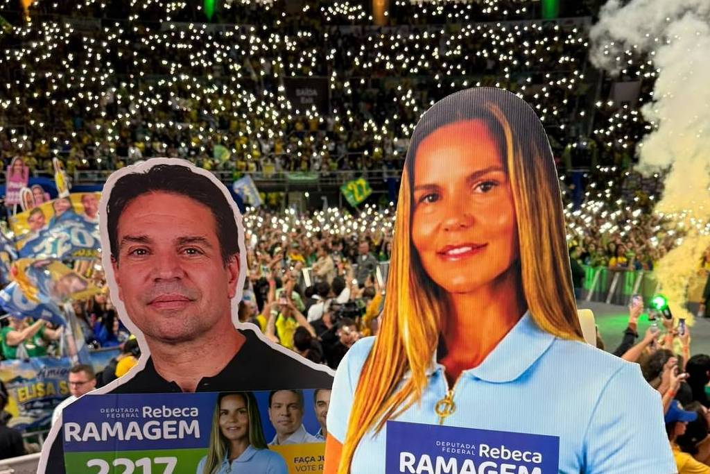 Mulher de Ramagem faz campanha virtual com 'candidata de papelão' pelas ruas do RJ