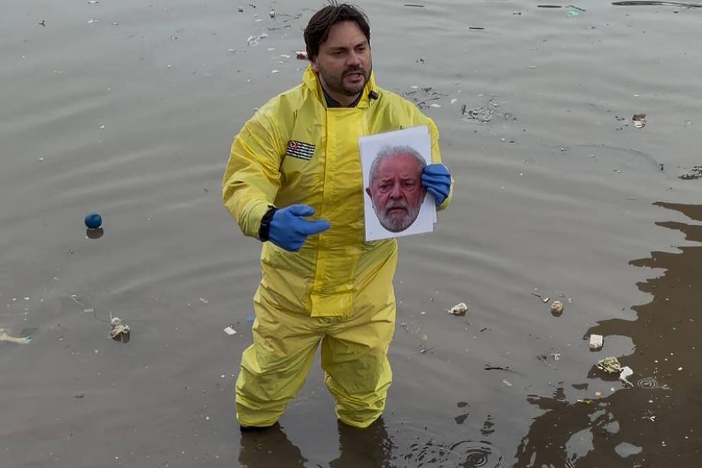 Painel: Candidato entra no rio Tietê para protestar contra poluição e corrupção