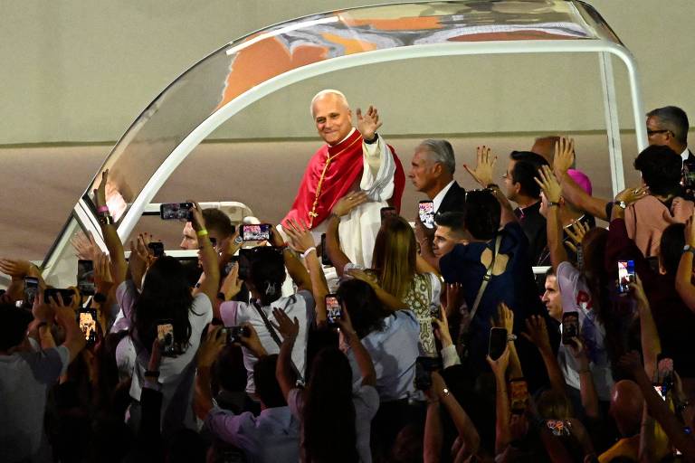 Papa Leão 14 se encontra com imigrantes antes de grande missa na Champs