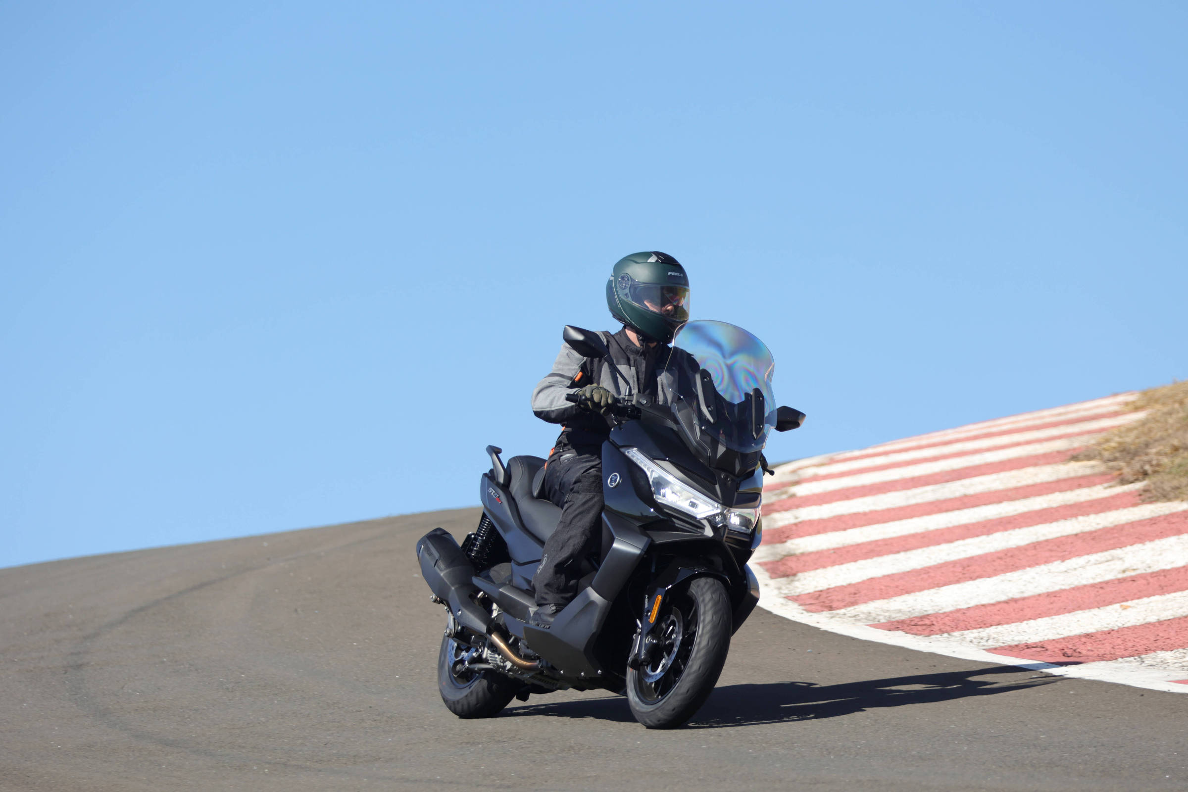 Scooter Voge SR4 Max chega ao mercado brasileiro com foco nos usos urbano e rodoviário