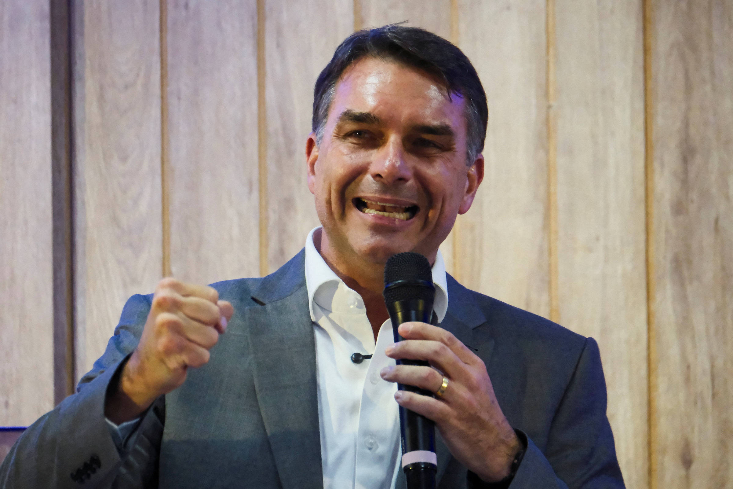 Contradições do discurso econômico de Flávio expõem dúvidas no ajuste fiscal prometido pelo candidato