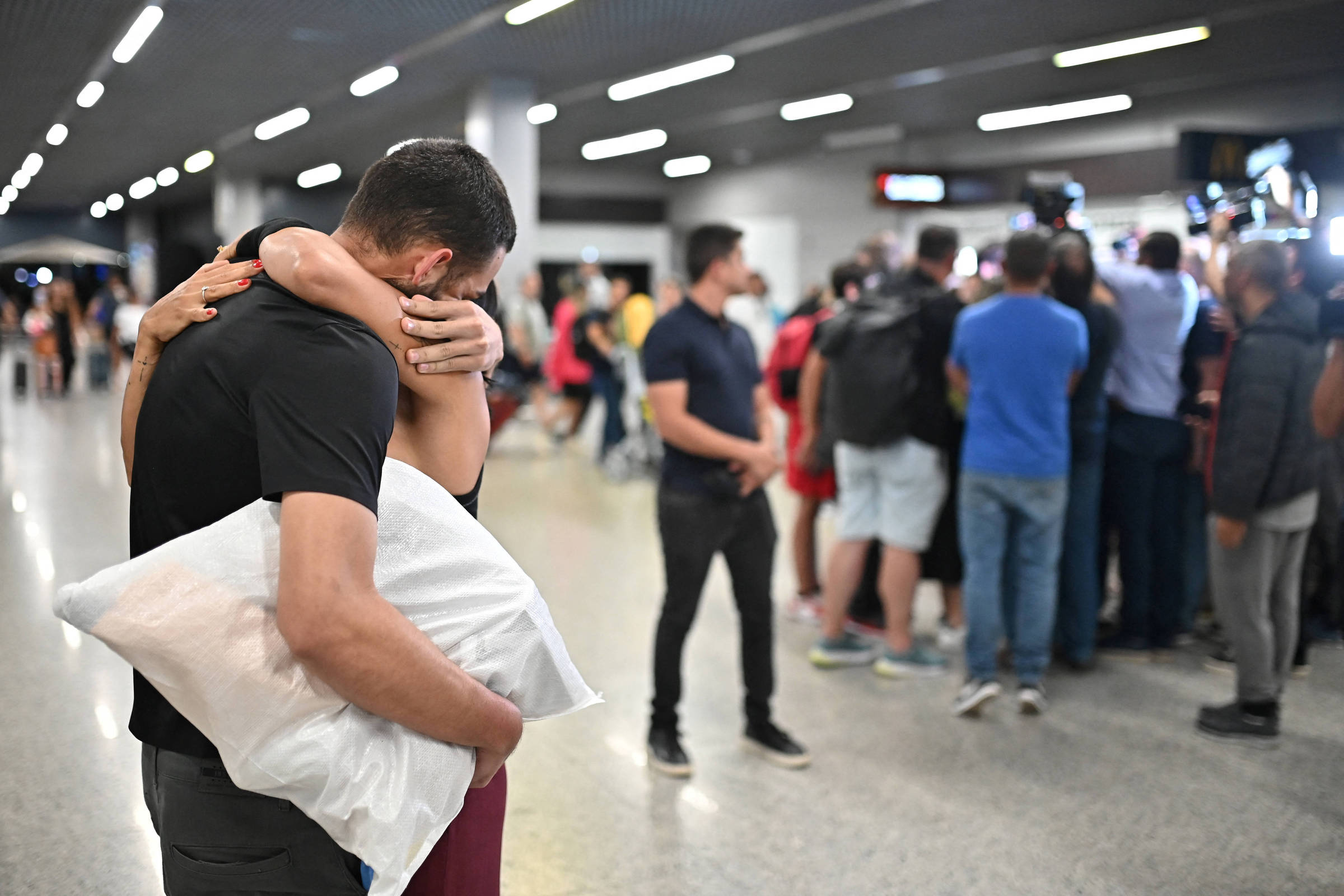 6 em cada 10 imigrantes brasileiros detidos nos EUA pelo ICE são deportados
