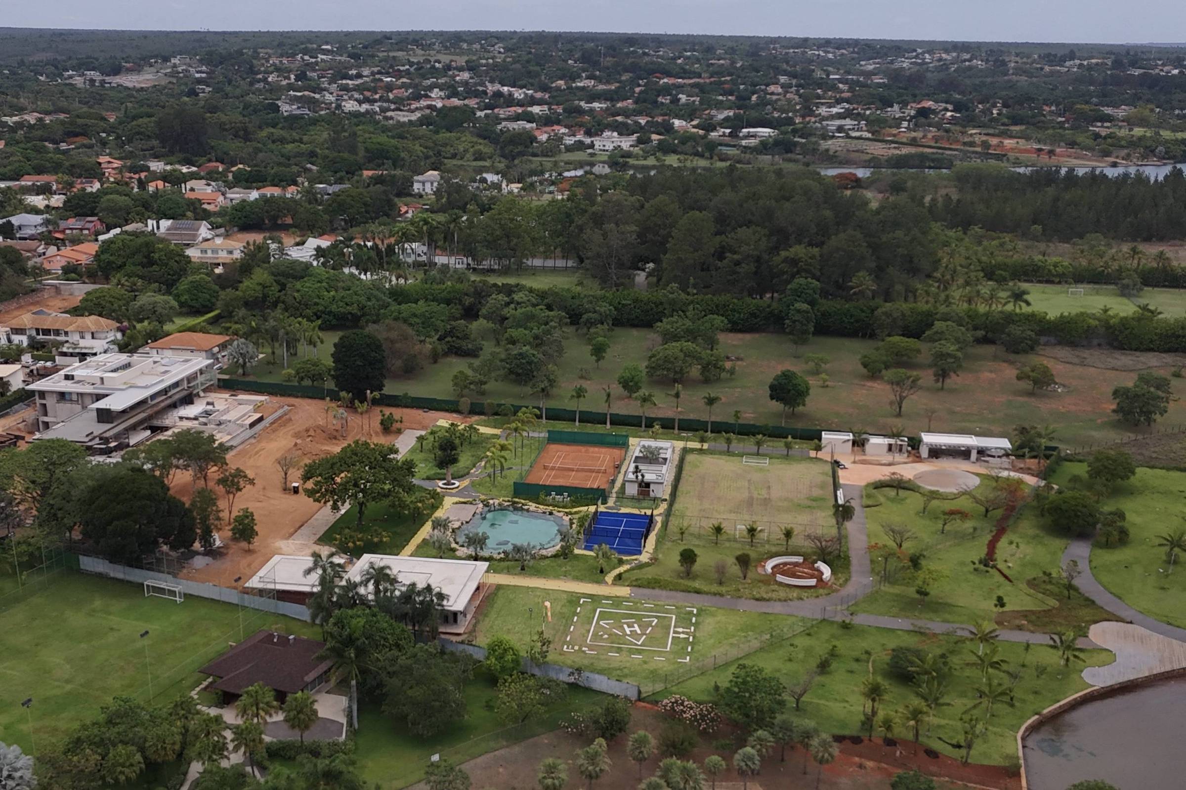 Willer Tomaz, amigo de Flávio Bolsonaro, tem 15 imóveis que somam R$ 62 mi e constrói casa com heliponto