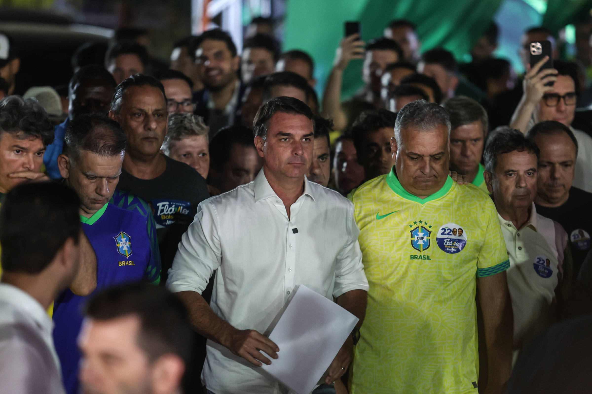 Mônica Bergamo: Flávio Bolsonaro estava escondido na Argentina e acaba de decolar para os EUA, diz canal argentino