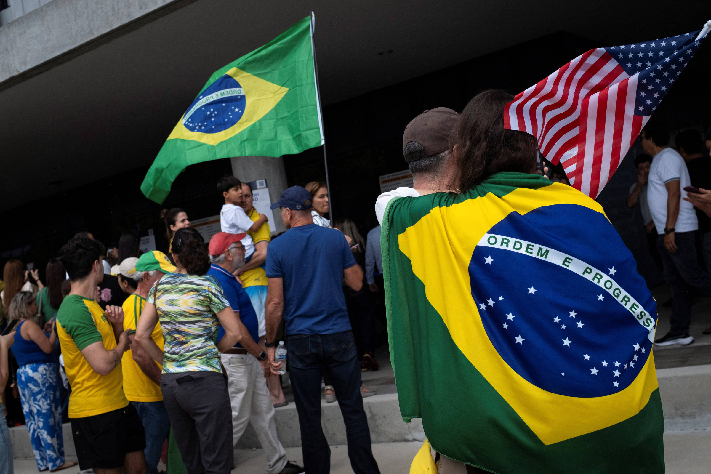 Número de brasileiros que querem emigrar para os EUA dispara após eleição de Lula
