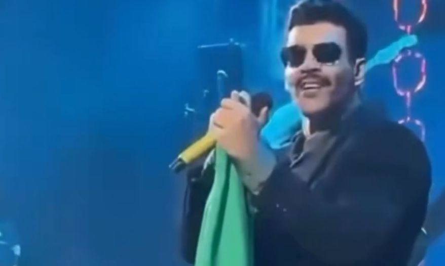 Gusttavo Lima declara apoio a Flávio Bolsonaro durante show no Paraná