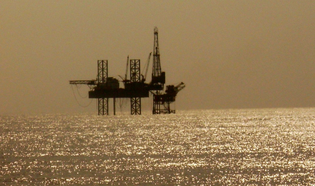 Irão: AIE revê novamente em baixa previsão para a procura de petróleo em 2026