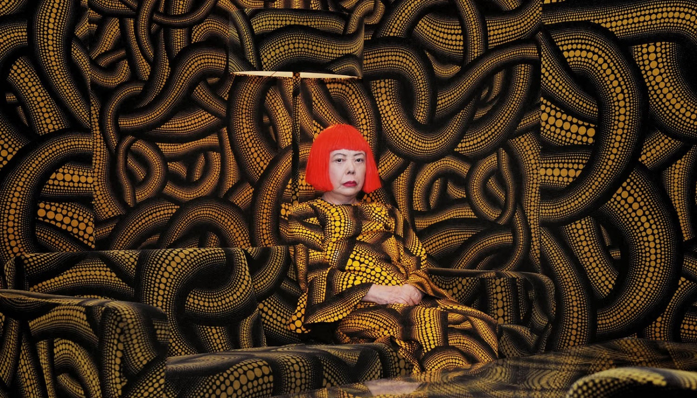 Relembre a trajetória de Yayoi Kusama, artista que elevou a repetição ao infinito