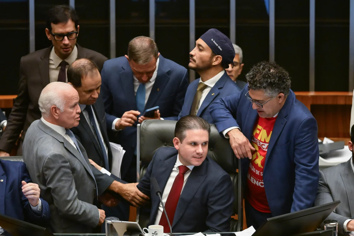 Com Copa e São João, deputados emendam semana longe de Brasília