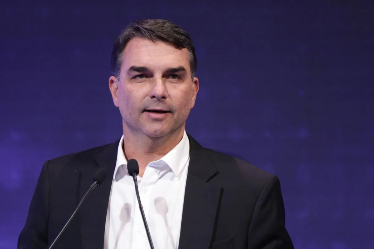 Flávio critica decisões do STF sobre eleições: "Parece delegacia"