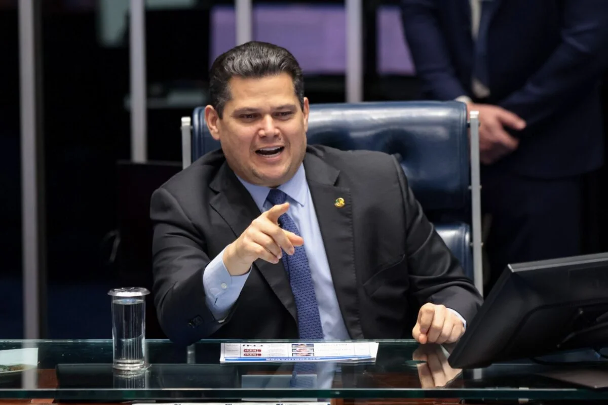 Alcolumbre mantém pressão sobre governo com votação de pauta