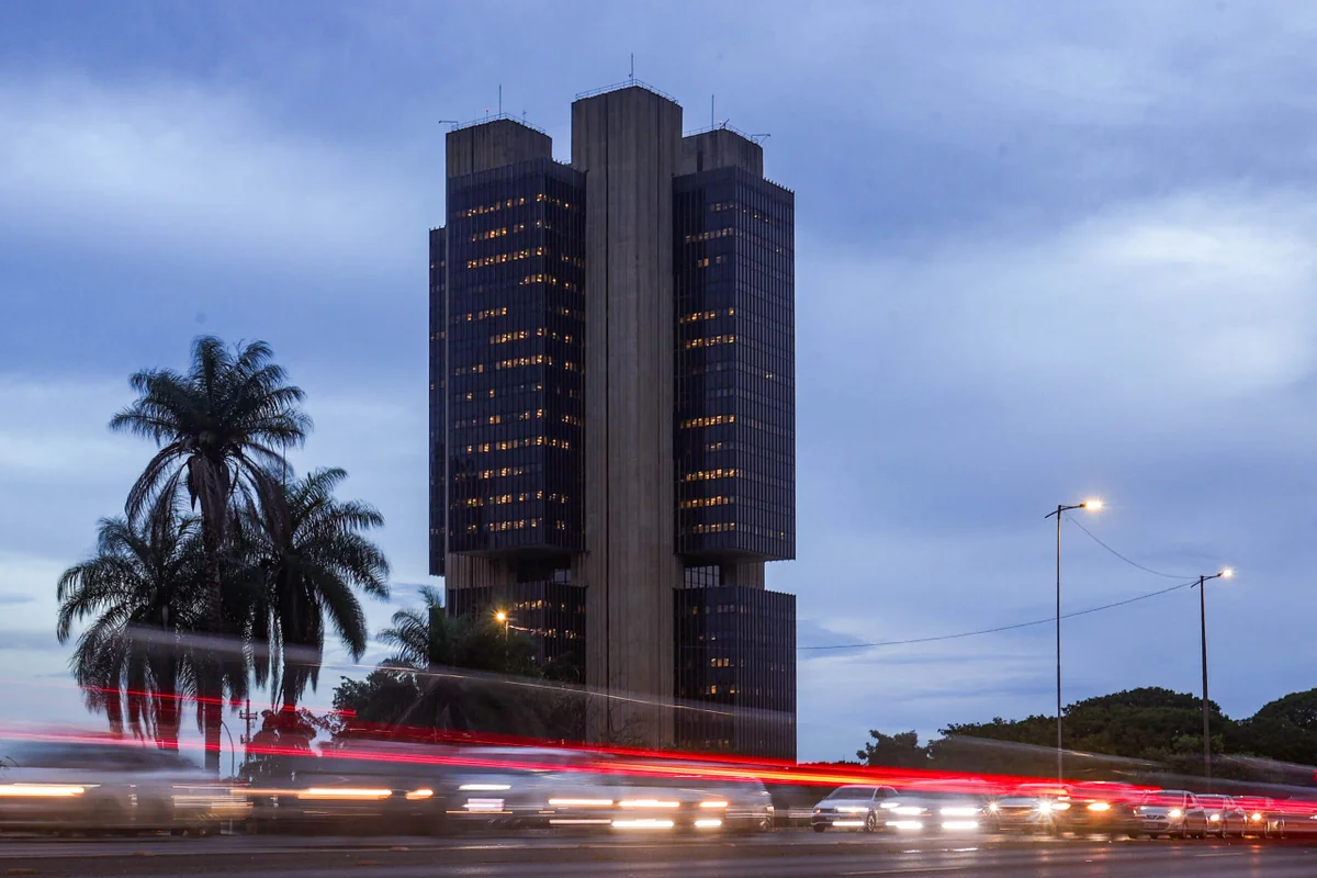 Banco Central sobe projeção da inflação para 5,2% e do PIB para 2%