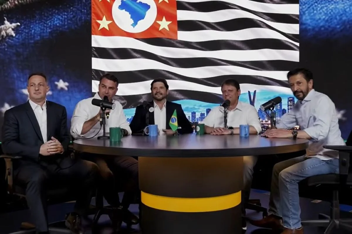 Tarcísio faz live com Flávio e diz que “antipetismo?