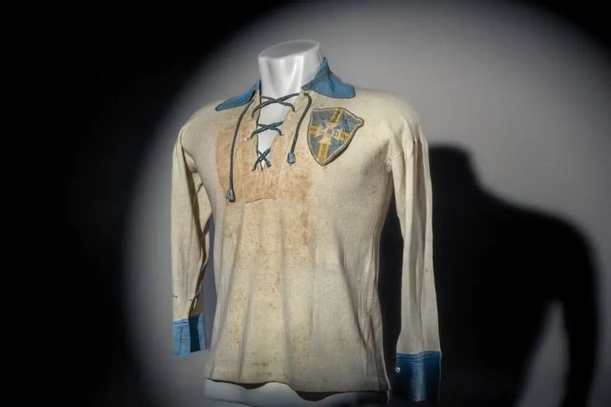 Camisa de 100 anos revela detalhes de antigo uniforme do Brasil