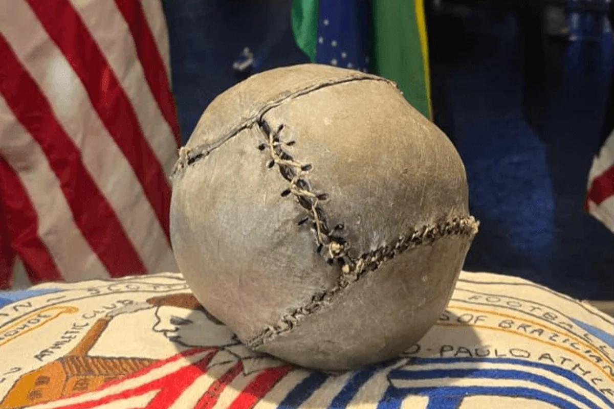 Brasil x Escócia: bola de futebol mais antiga do mundo estará no jogo